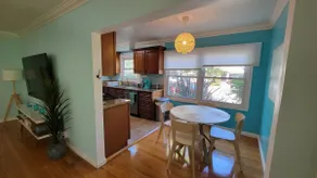 Spatious 2 bedroom apt, 1 block from beach - Image 4