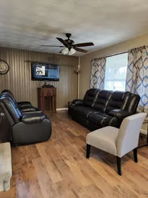 Relaxing retreat within miles from various activities - Image 5