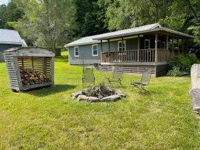 Charming farm cottage near downtown - Image 5
