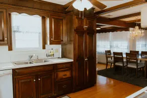 Beautiful country home with scenic view. - Image 5