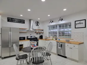 Cottage By The Park Across From Fairview Park - Image 2