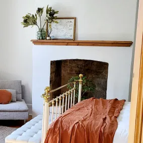 Cosy historic 2 BR cottage w/ fireplace & garden - Image 3