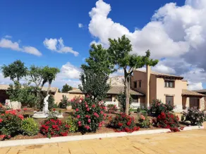 6 bedroom house with a swimming pool and large garden. - Image 3