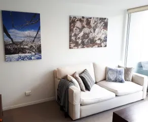 Modern 2 Bedroom Apartment - Image 4