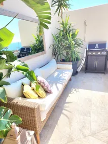 Beachfront apartment with stunning sea views - Image 4