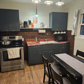 Cozy apartment minutes from lake - Image 4