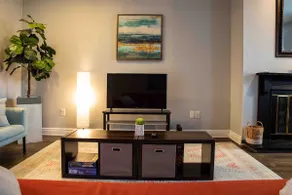 Renovated top floor unit! Close to downtown! - Image 3