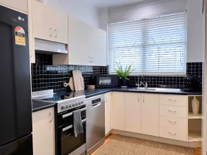 Stunning Flat Burnside Location - Image 3