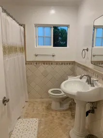 Lovely Brentwood 1Bed/1Bath Apt - Image 5
