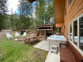 The ONLY sled-in-sled-out Log Chalet at Eagle Pass - Image 4