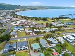 luxurious 4 Bedroom Ocean View Holiday House - Image 4