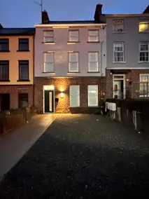 Westland Suites - Stylish, Modern, Elegant, Central Apartments A - Image 2