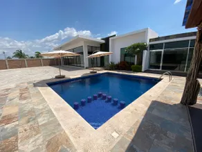 House with a swimming pool, 10 minutes from downtown - Image 4
