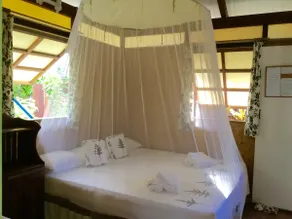 Polynesian bungalow private garden Temae Beach - Image 2