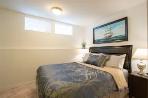 4 Bedroom Clean & Quiet Suite in Central Vancouver - Image 4