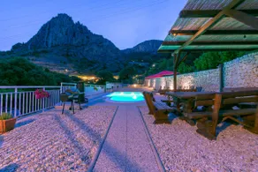 Sea view villa with heated pool near Split - Image 2