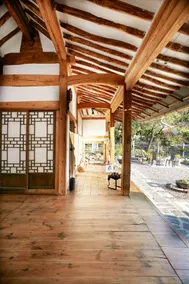 A private house that retains the 70-year-old hanok sensibility [Pilwoojae Teuan] - Image 2