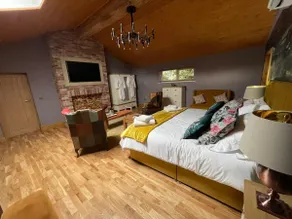 Stunning lodge with hottub in a rural setting - Image 3