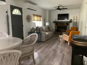 Renovated cottage with lake access & yard - Image 3