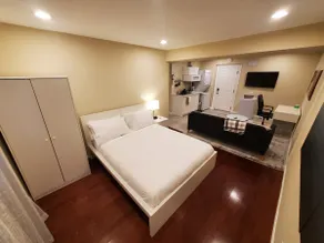 Bright, spacious studio. - Image 2