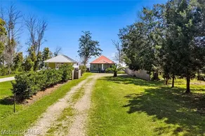 Waterfront Cottage on the Bay - Image 3