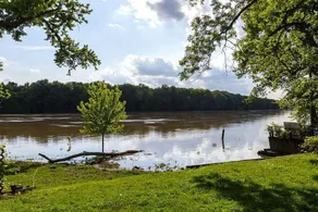Retro River Retreat - Image 3
