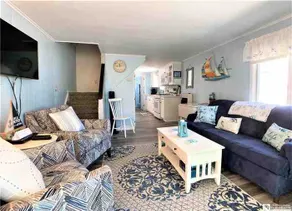 Cozy 2 Bedroom Canal Front Cottage With Private Dock - Image 4