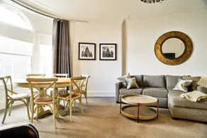 Charming Edinburgh Apartment With City Views - Image 4