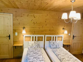 Chalet with lake & mountain views - Image 5