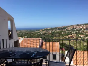 Cozy apartment with lovely terrace facing the sea. - Image 3