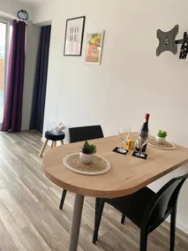 Independent 2-room apartment with free parking - Image 4