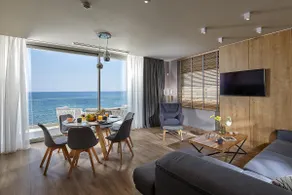 Seafront Apt Studio with Seaview, infinity pool, beachfront - Image 2