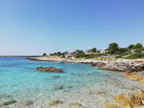 Robinson house with clear blue sea - Image 2
