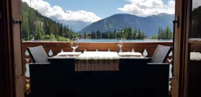 Lakeside chalet with breathtaking views - Image 2