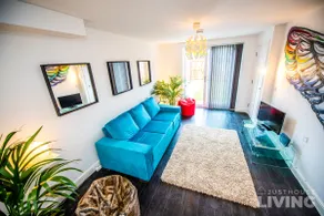 NEW Spacious Modern Townhouse Sleeps 12 Free Parking - Image 4