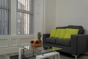 Modern 3BR Near Docks Free Parking Fast Wi-Fi - Image 2