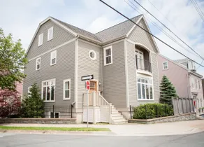 Vibrant Downtown Estate with Parking - 8 Bedrooms - Image 3