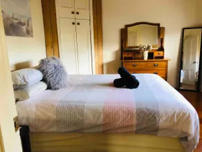 The Whitehouse. pet friendly and very central. - Image 4