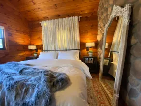 Lake-Top Cabin, Cozy & Romantic Getaway - Image 5