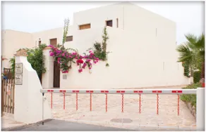 House with swimming pool near the beach - Image 3