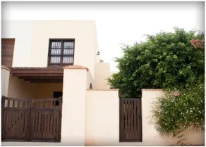 House with swimming pool near the beach - Image 4