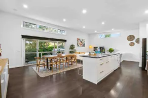 Spacious + Peaceful 3BR house w/deck, 1km to town - Image 2