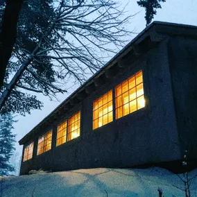 Beautiful Art Studio with hot tub/sauna #1 Airbnb - Image 2