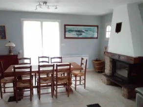 Seaside house with fireplace and large garden - Image 4