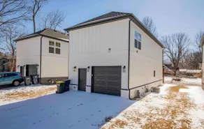 Ol Loggin Airbnb Downtown Rogers - Image 5