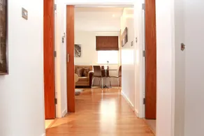 Holyrood Apartment with parking & lift access - Image 3