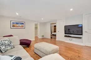 Central & Clean 2bdrm Apartment with Parking for 2 - Image 4