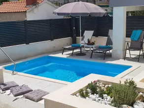 Quiet elegance with private pool - Image 3