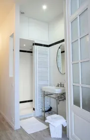 White Lady: Large deluxe room, perfect location - Image 5
