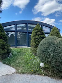 Design villa with swimming pool and tennis court in a hectare of fully enclosed grounds - Image 5